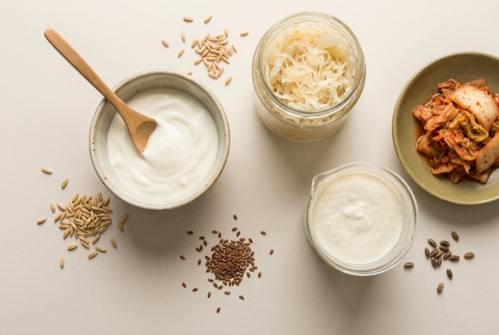 Fermentierte Lebensmittel für die Darmgesundheit von oben fotografiert